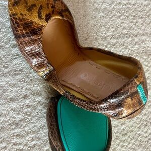 Tiek mocha snake print flats sz 8